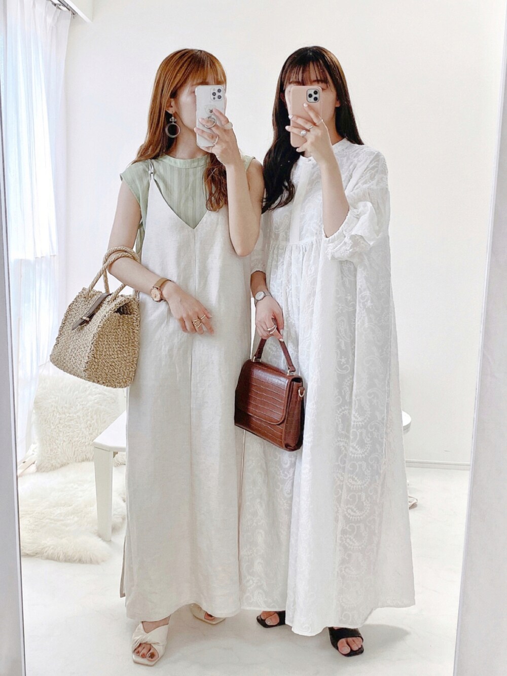 ホワイト系のワンピース、ベージュ系のかごバッグ、ホワイト系のサンダルを着用したレディースの夏コーディネートの1枚目の写真