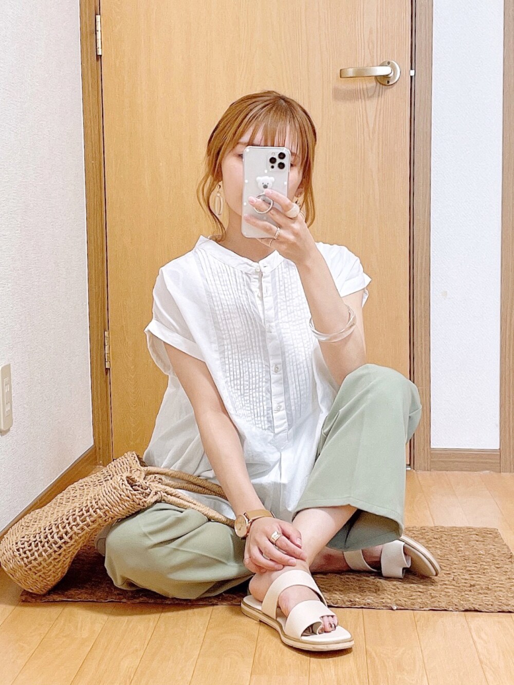 ホワイト系のシャツ/ブラウス、グリーン系のその他パンツ、イエロー系のかごバッグを着用したレディースの夏コーディネートの1枚目の写真