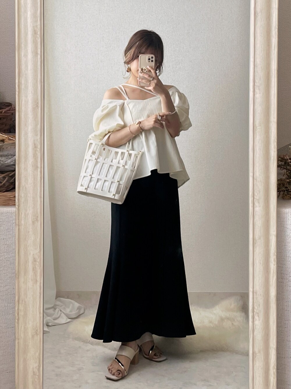 ホワイト系のシャツ/ブラウス、ホワイト系のキャミソール、ベージュ系のショルダーバッグを着用したレディースの夏コーディネートの1枚目の写真