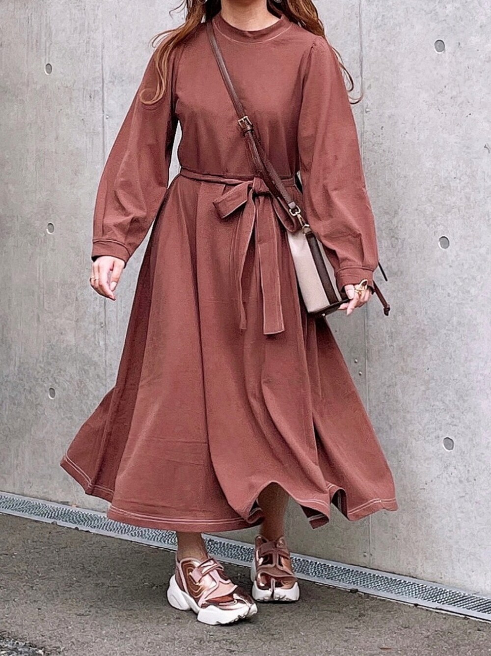 「ワントーンコーデ、スニーカーコーデ、休日スタイル、ウエストマーク、きれいめカジュアル、ロングワンピース、カジュアルコーデ、低身長コーデ、淡色コーデ、韓国ファッション、アクアリフト、だから秋服が好き、秋コーデ、ブラウン、プチプラ」｜「PURILの【PURIL】リボン付き　配色ステッチカットソーフレアロングワンピース（ワンピース、ブラウン系）」を使った、ぽーさん（レディース・148cm）の秋コーディネートの1枚目の写真