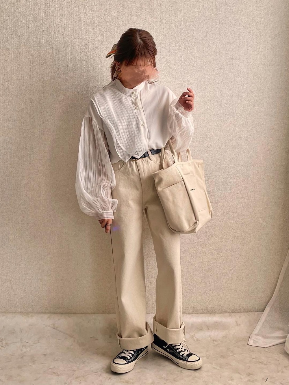 ホワイト系のシャツ/ブラウス、ベージュ系のトートバッグ、ホワイト系のデニムパンツを着用したレディースの春コーディネートの1枚目の写真