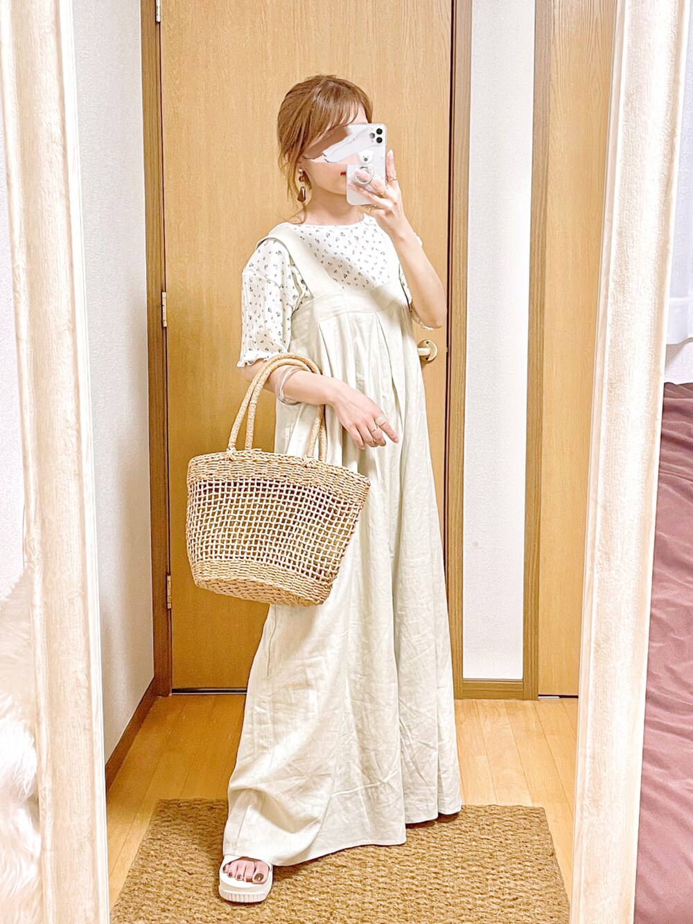 ホワイト系のTシャツ/カットソー、ベージュ系のサロペット/オーバーオール、イエロー系のかごバッグを着用したレディースの夏コーディネートの1枚目の写真