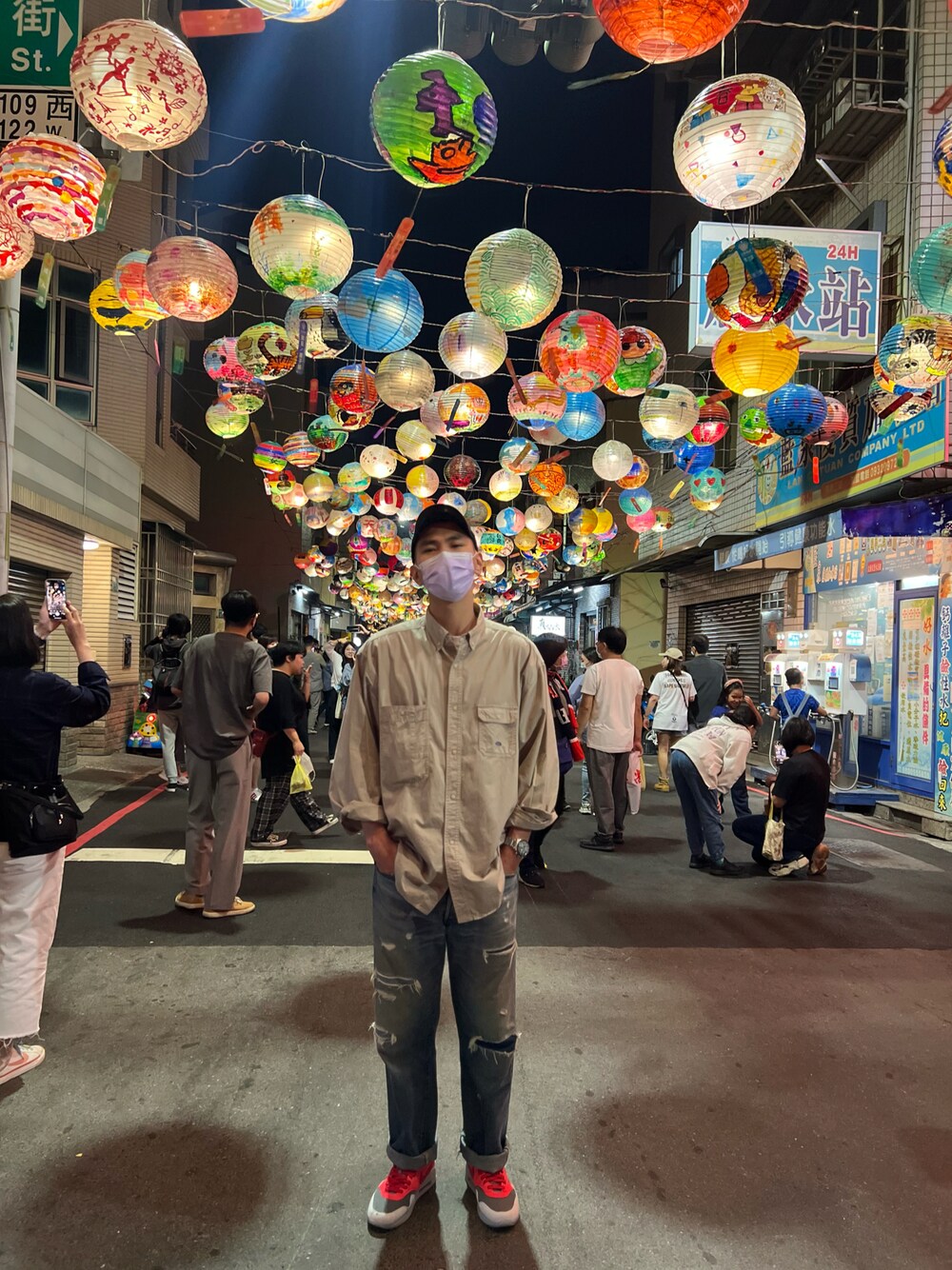「普濟燈會、Nike clot」｜「THE NORTH FACEのアイテム（シャツ/ブラウス、ベージュ系）」を使った、Tinさん（メンズ・181cm）の冬コーディネートの1枚目の写真