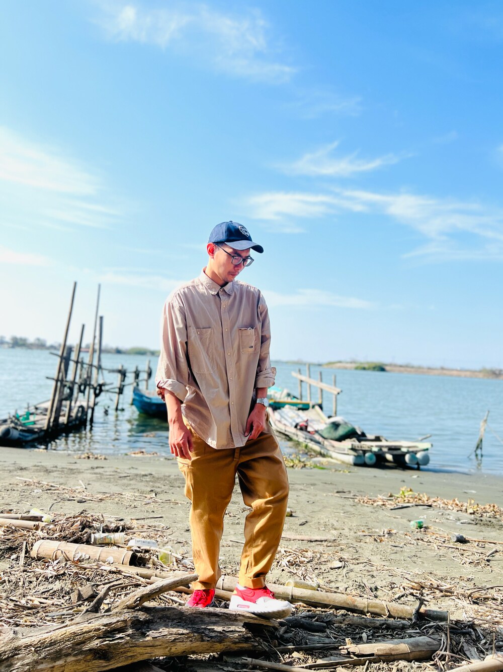 「THE NORTH FACEのアイテム（シャツ/ブラウス、ベージュ系）」を使った、Tinさん（メンズ・181cm）の春コーディネートの1枚目の写真
