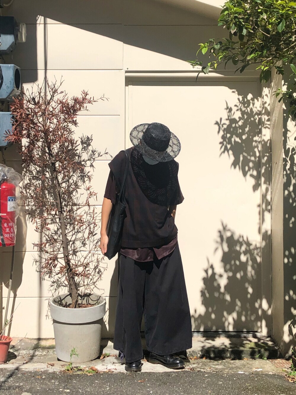「ootd、oversize、復古、休閒、街頭穿搭、日系極簡」｜「SENSE OF PLACE by URBAN RESEARCHのアイテム（サンバイザー、ブラック系）」を使った、陳郡霆さん（メンズ・177cm）の秋コーディネートの1枚目の写真