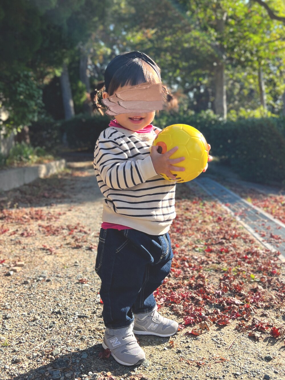 ブルー系のスウェット、ブルー系のデニムパンツ、グレー系のスニーカーを着用したキッズの秋コーディネートの1枚目の写真