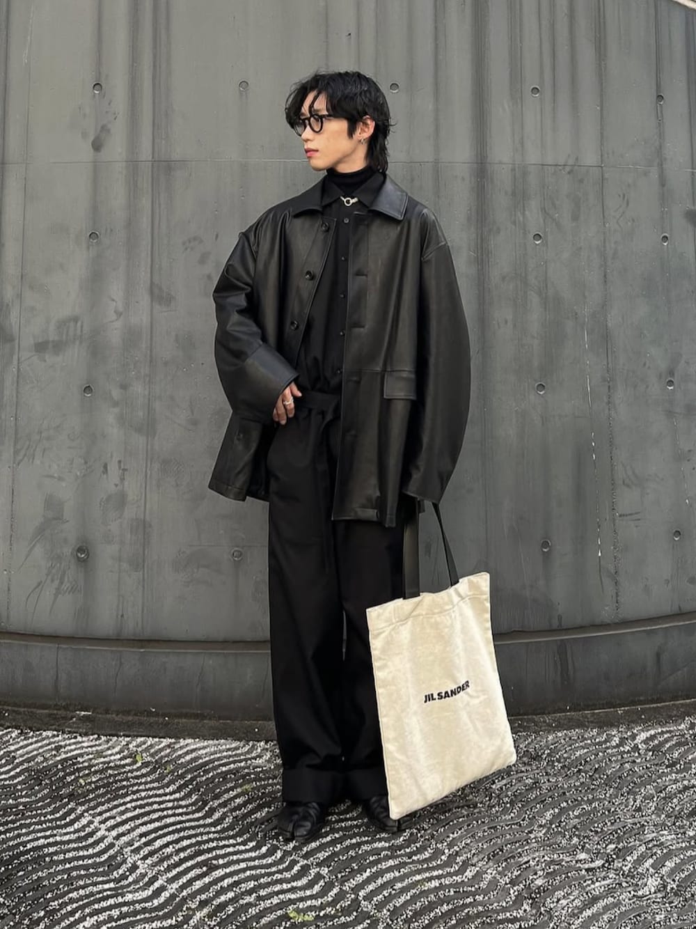 ブラック系のつなぎ/オールインワン、ブラック系のその他アウター、ホワイト系のトートバッグを着用したメンズの秋コーディネートの1枚目の写真