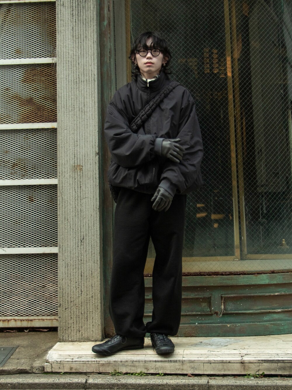 黒服ページ Aoi Sugiyama ｜Onitsuka Tigerのスリッポンを使った冬コーディネート