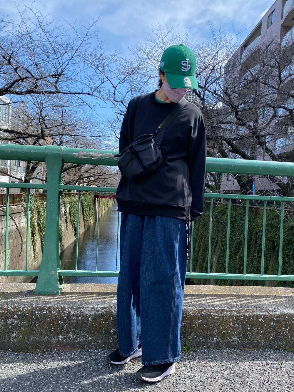「春、休日スタイル、トレーナー、オトナカジュアル、ゆるコーデ、グリーン、スニーカー、高身長コーデ、だぼだぼ」｜「JACKSON MATISSEの【JACKSON MATISSE×47×BAYFLOW】6パネルキャップ（キャップ、グリーン系）」を使った、mama さん（レディース・169cm）の春コーディネートの1枚目の写真