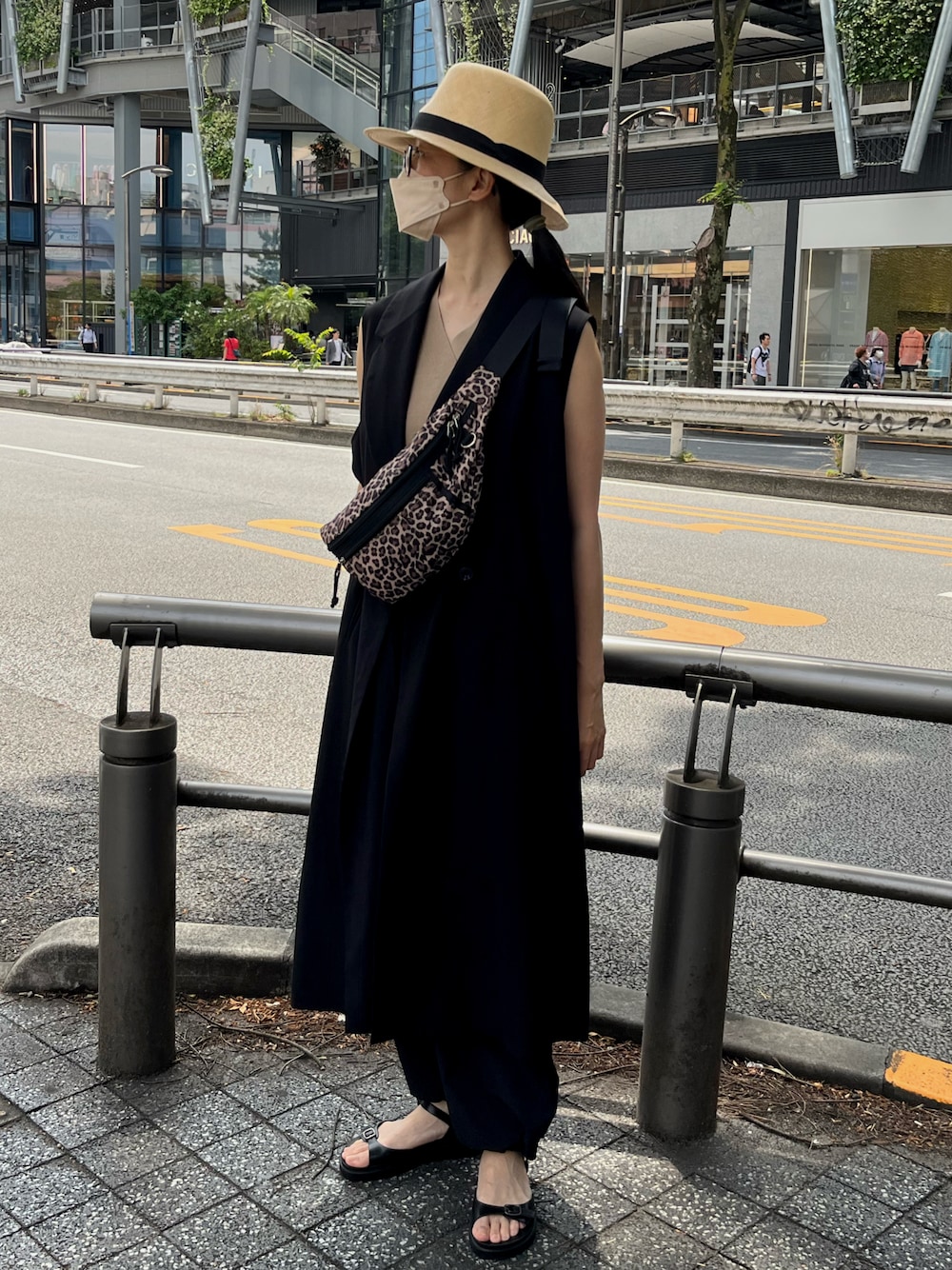 「大人カジュアル、高身長コーデ、ブラック、黒パンツ、ロングジレ、シンプル、50代ファッション、ハット」｜「PAPASのアイテム（ハット、ベージュ系）」を使った、mama さん（レディース・169cm）の春コーディネートの1枚目の写真