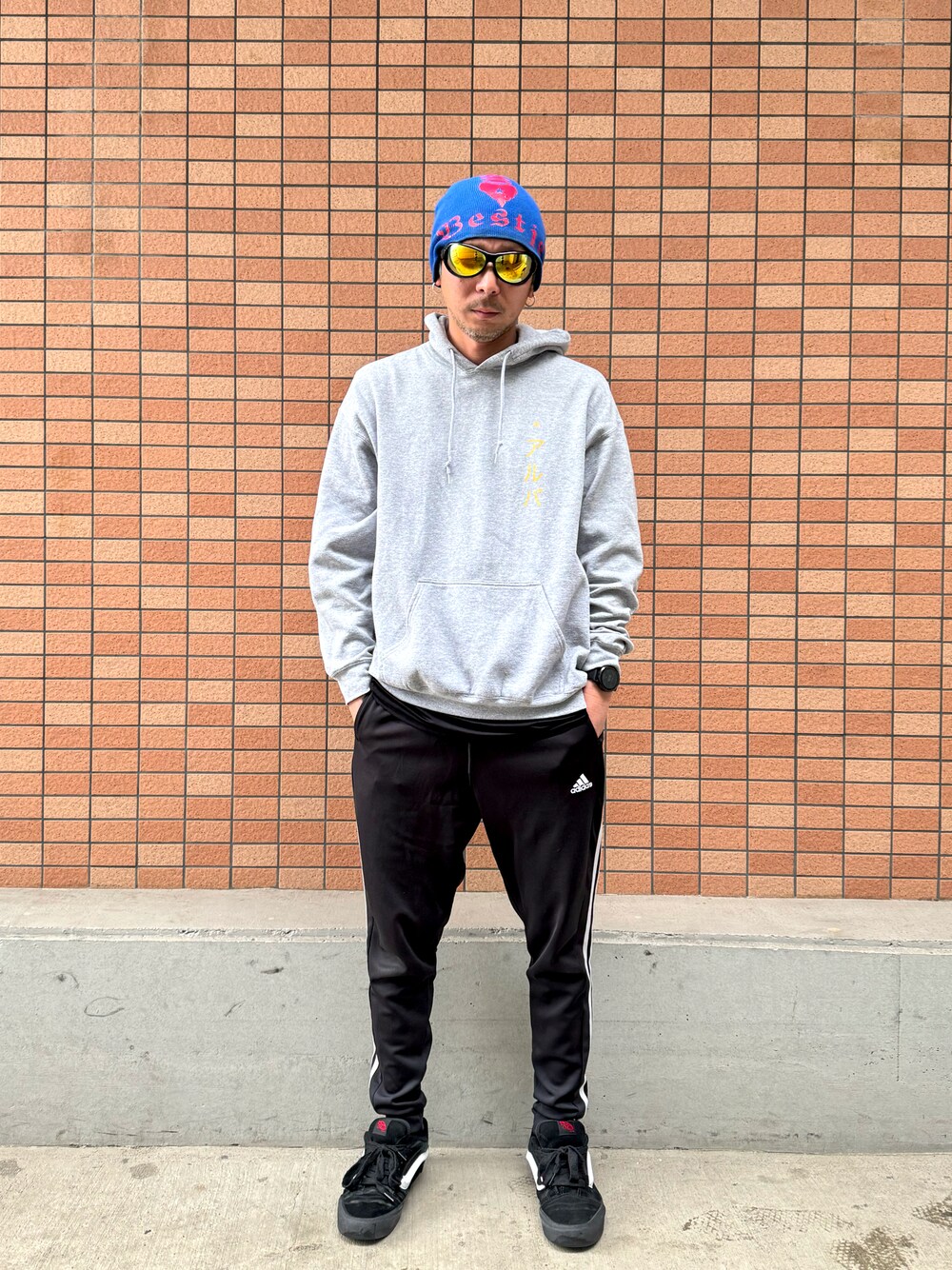 ブラック系のその他パンツを着用したメンズの春コーディネートの1枚目の写真