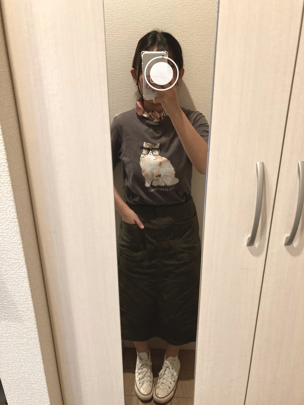 「スカーフ、カジュアルガーリー、スカーフアレンジ、ガーリー」｜「UNIQLOのアイテム（Tシャツ/カットソー、グレー系）」を使った、あんずさん（レディース・153cm）の秋コーディネートの1枚目の写真