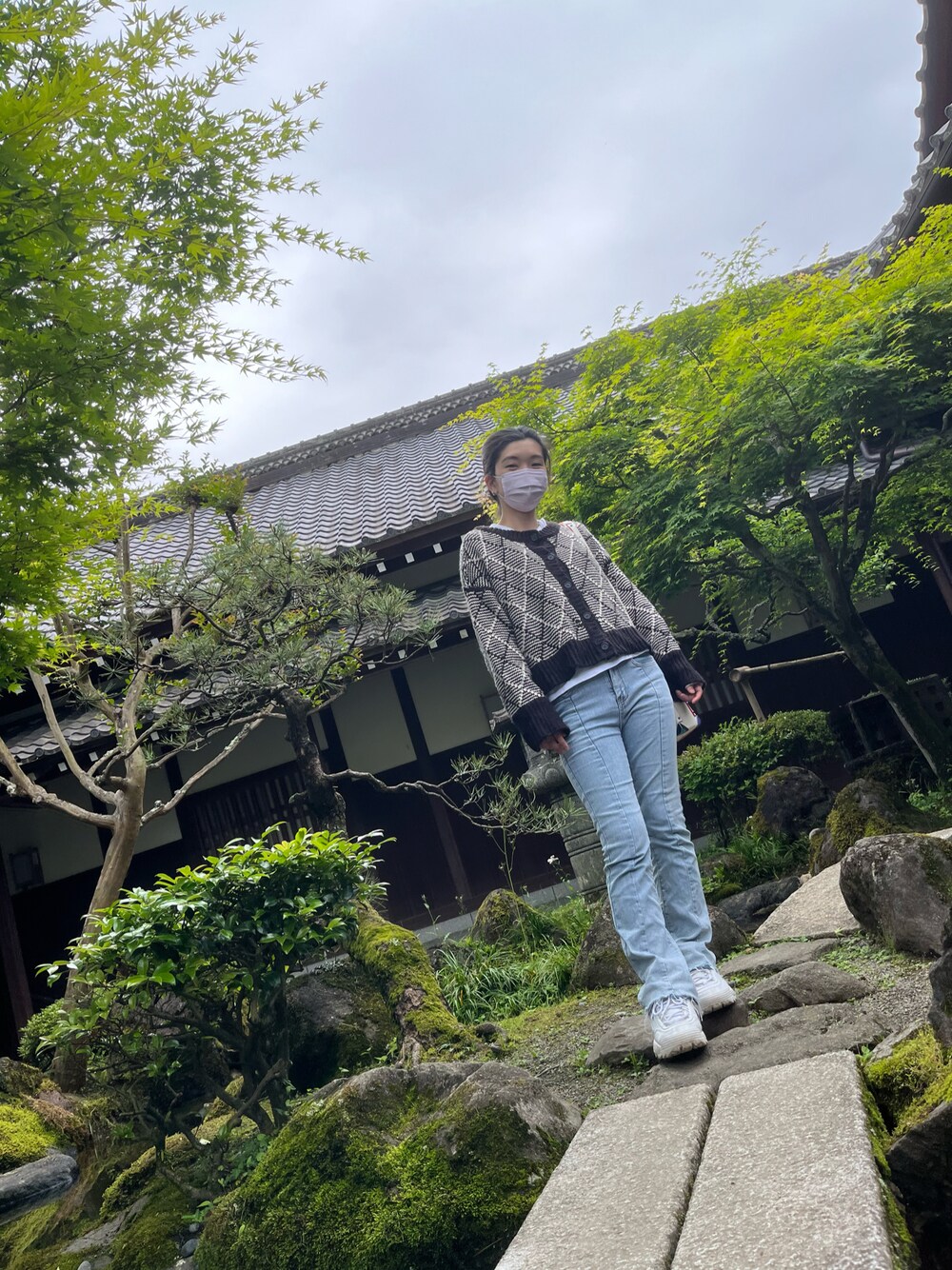 「moussy、SHEIN、FILA、おしゃれさんと繋がりたい、いいね、save、フォローお願いします🤑、ootd、お出かけコーデ日記、シンプル、休日スタイル、パンツスタイル、低身長コーデ、骨格ウェーブ」｜「MOUSSYのアイテム（ニット/セーター、ブラック系）」を使った、みっふぉさん（骨格ウェーブ・レディース・156cm）の春コーディネートの1枚目の写真