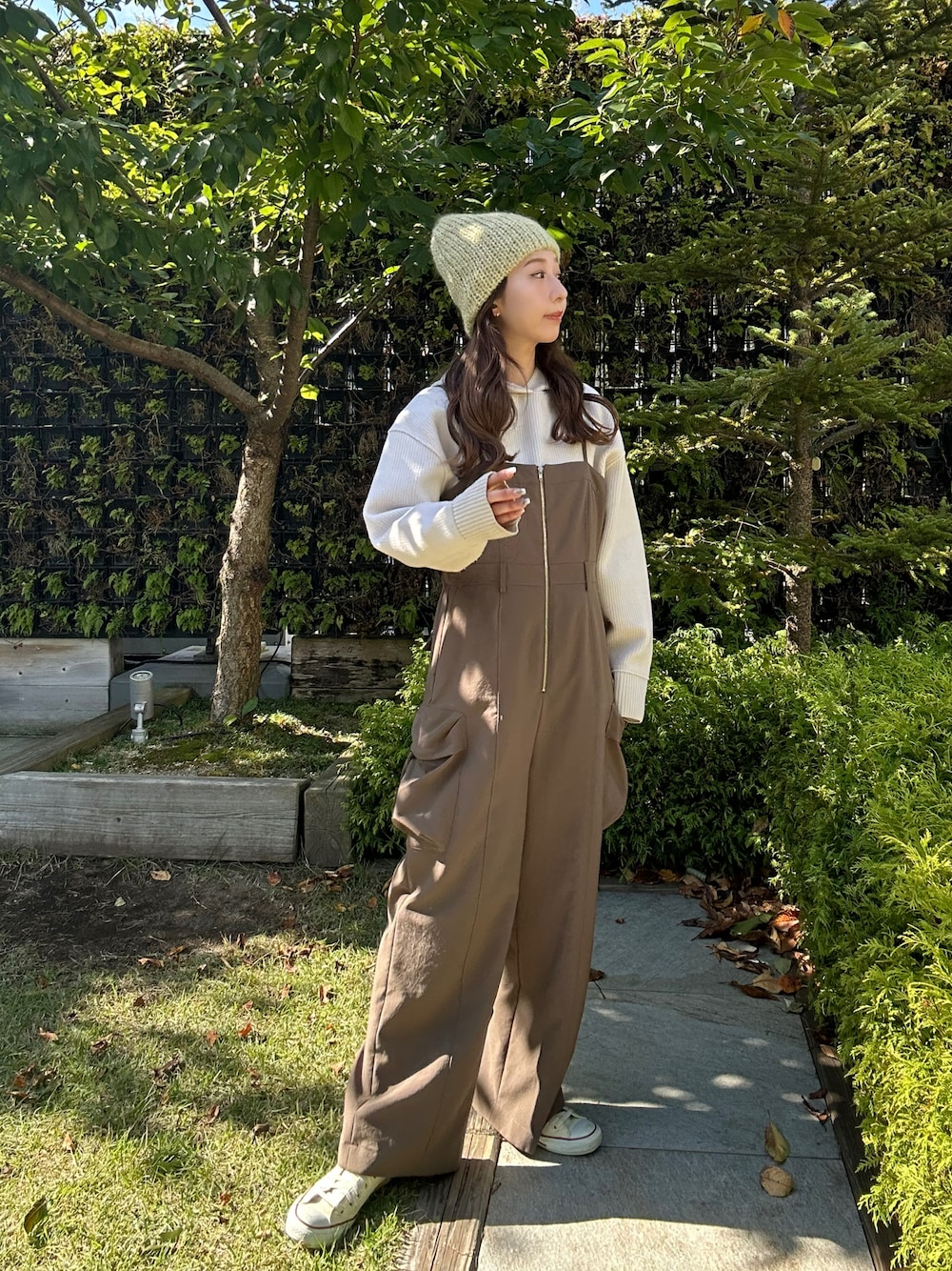 「秋服、オトナカジュアル、秋っぽコーデ更新中、楽チンコーデ、30代コーデ、ootd、着回しコーデ、おしゃれさんと繋がりたい、160cm台コーデ、高身長女子、フーディー、オールインワン、カジュアルコーデ、ニット、モヘアニット」｜「arthのアイテム（ニットキャップ/ビーニー、イエロー系）」を使った、にこさん（骨格ウェーブ・レディース・165cm）の秋コーディネートの1枚目の写真