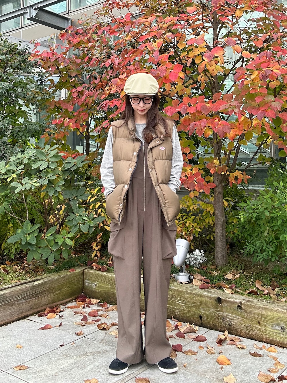 「最近のいい感じコーデ、ダウンジャケット、秋冬コーデ、高身長女子、着回しコーデ、オトナカジュアル、30代コーデ、カジュアル、ハンチング、フリース、オールインワン、オーバーオール、アウトドアスタイル、ベージュ、シンプルコーデ」｜「OVERRIDEのOVERRIDE  DOG EAR HUNTING / オーバーライド（ハンチング/ベレー帽、ベージュ系）」を使った、にこさん（骨格ウェーブ・レディース・165cm）の冬コーディネートの1枚目の写真