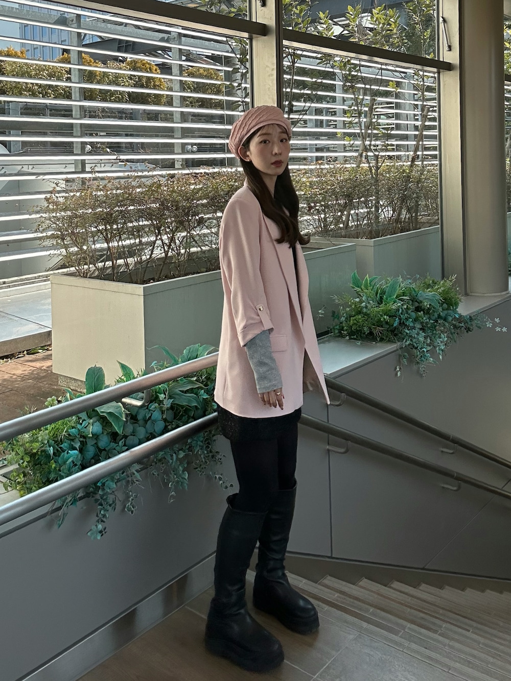 「今日のコーデ、春色、春服コーデ、おでかけコーデ、大人コーデ、カラーコーデ、ジャケット/アウター、オトナ女子、冬春コーデ、30代コーデ、高身長コーデ、ミニスカート、ロングブーツ、ウェーブ、ピンク」｜「kaorinomoriのkaorinomori ナチュベレー ショア / カオリノモリ（ハンチング/ベレー帽、ピンク系）」を使った、にこさん（骨格ウェーブ・レディース・165cm）の春コーディネートの1枚目の写真