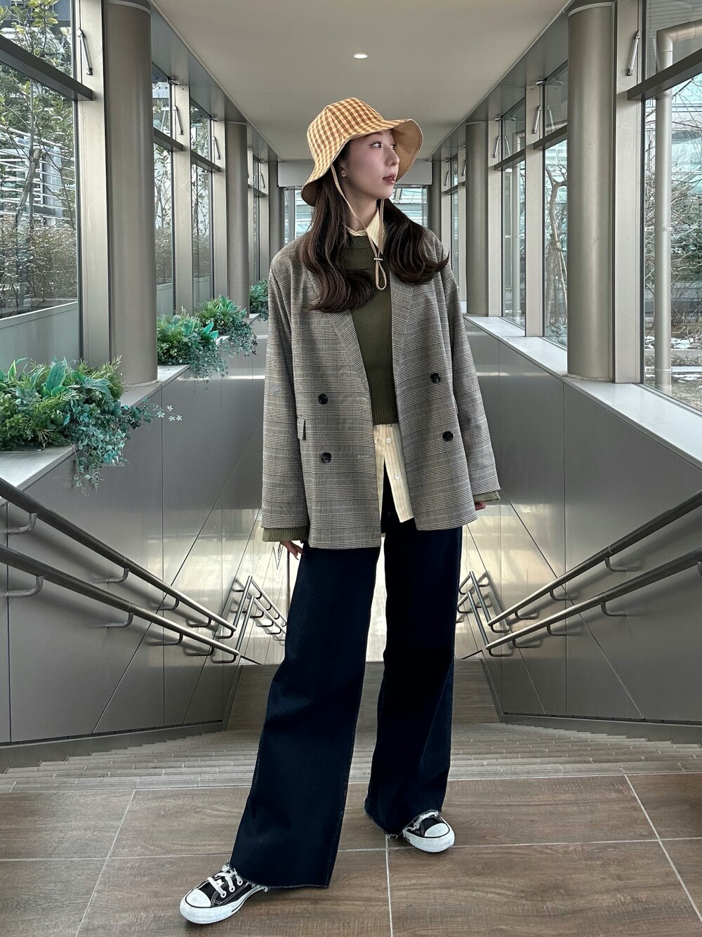 「今日のコーデ、春色、シャツスタイル、春服コーデ、おでかけコーデ、大人コーデ、オトナ女子、ZARA、30代コーデ、高身長コーデ、ジャケット、デニム、ブラウス、ハット、ユニクロ」｜「OVERRIDEのOVERRIDE  GINGHAM X LINO RV TULIP SG / オーバーライド（ハット、イエロー系）」を使った、にこさん（骨格ウェーブ・レディース・165cm）の春コーディネートの1枚目の写真