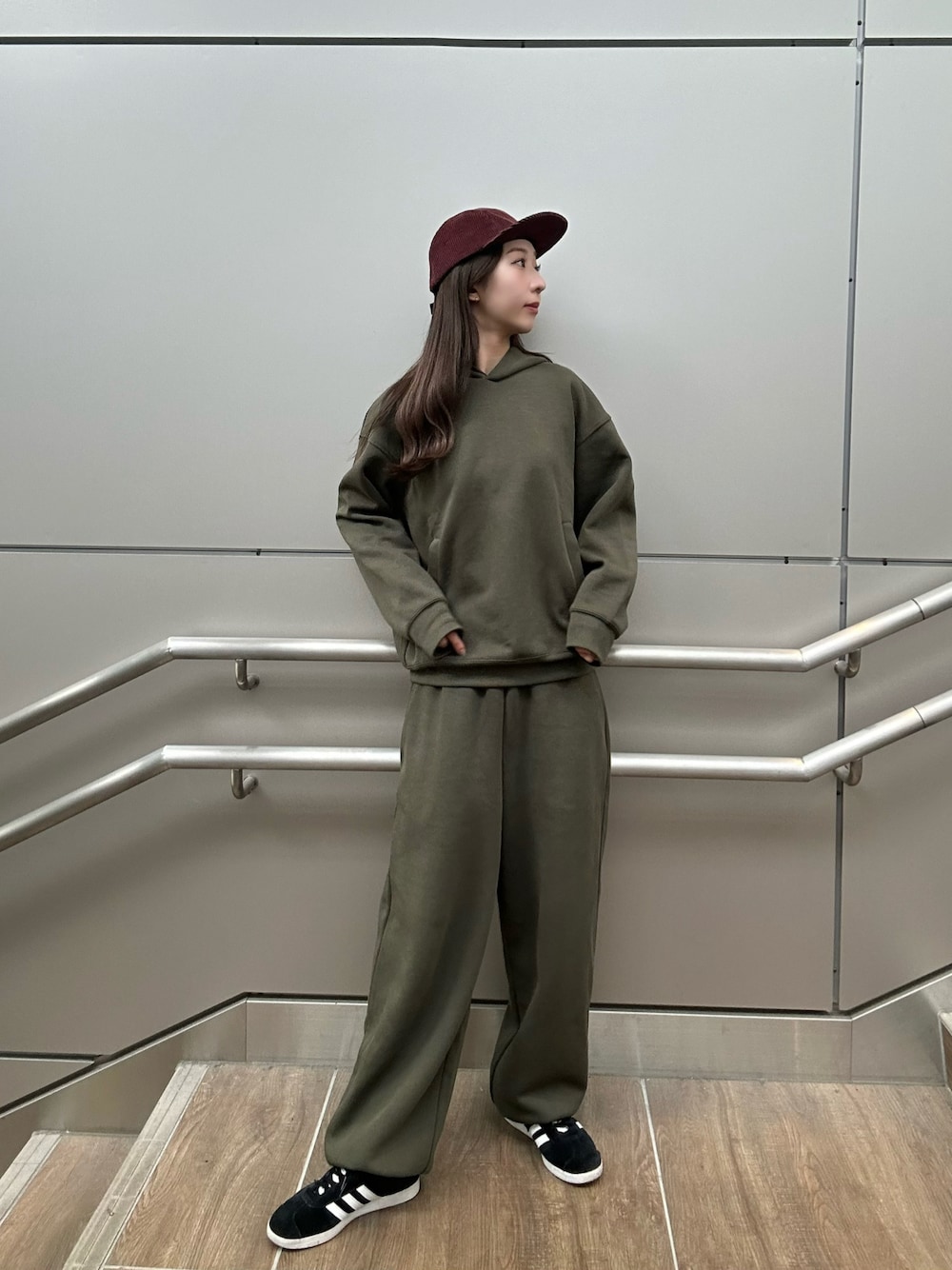「秋服コーデ、大人コーデ、シンプルコーデ、ラクチンコーデ、シンプルスタイル、おしゃれさんと繋がりたい、UNIQLO、カーキ、コーデュロイ、ユニクロ、ジャージ、スウェット、セットアップ、キャップ、秋っぽコーデ更新中」｜「arthのarth  7w Corduroy Jet Cap / アース（キャップ、レッド系）」を使った、にこさん（骨格ウェーブ・レディース・165cm）の秋コーディネートの1枚目の写真