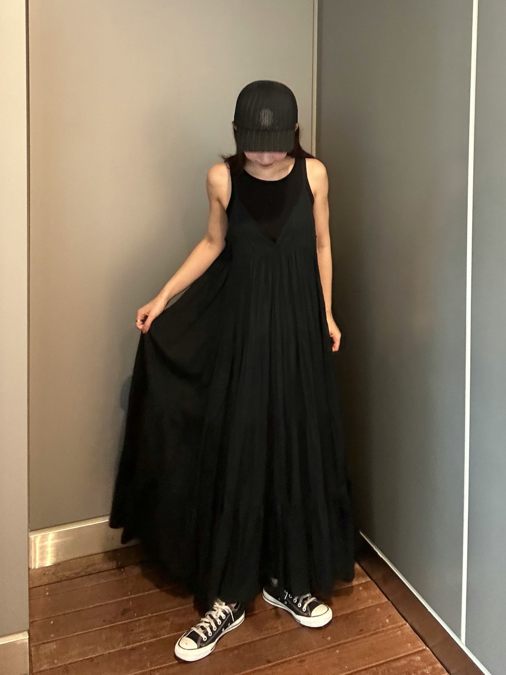 ブラック系のキャップを着用したレディースの秋コーディネートの1枚目の写真