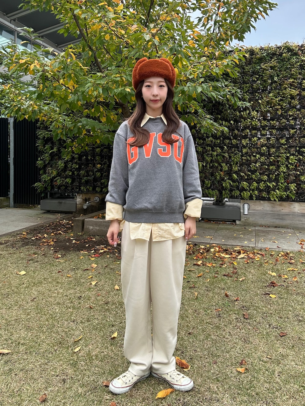「秋冬コーデ、秋服コーデ、オトナ女子、おしゃれさんと繋がりたい、今日のコーデ、着回しコーデ、シンプルコーデ、30代コーデ、高身長コーデ、スカートスタイル、トラッパーハット、ラクチンコーデ、スウェット、ootd、帽子」｜「OVERRIDEのOVERRIDE  CORDUROY KP TRAPPER SGP / オーバーライド（ハット、オレンジ系）」を使った、にこさん（骨格ウェーブ・レディース・165cm）の秋コーディネートの1枚目の写真