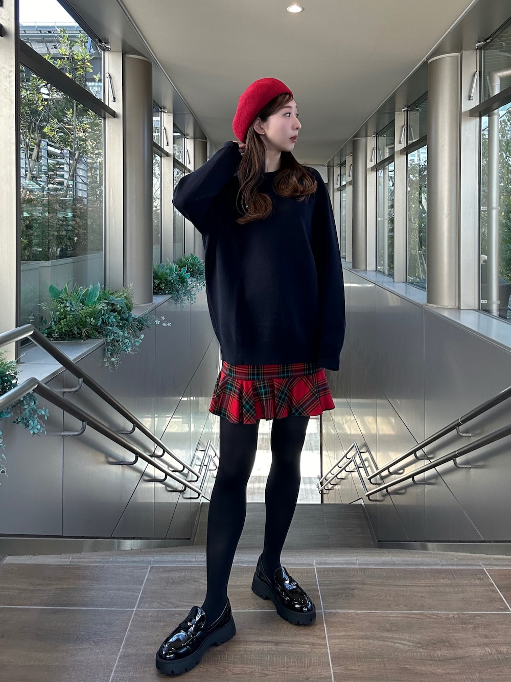 「クリスマスコーデ、ベレー帽、大人コーデ、秋服、ゆるコーデ、大人ガーリー、ミニスカート、オトナ女子、お洒落さんとつながりたい、30代コーデ、ローファー、大人可愛い、学生コーデ、ガーリーコーデ、クリスマスに着たい服」｜「OVERRIDEのOVERRIDE  BASQUE BASIC BERET / オーバーライド（ハンチング/ベレー帽、レッド系）」を使った、にこさん（骨格ウェーブ・レディース・165cm）の秋コーディネートの1枚目の写真