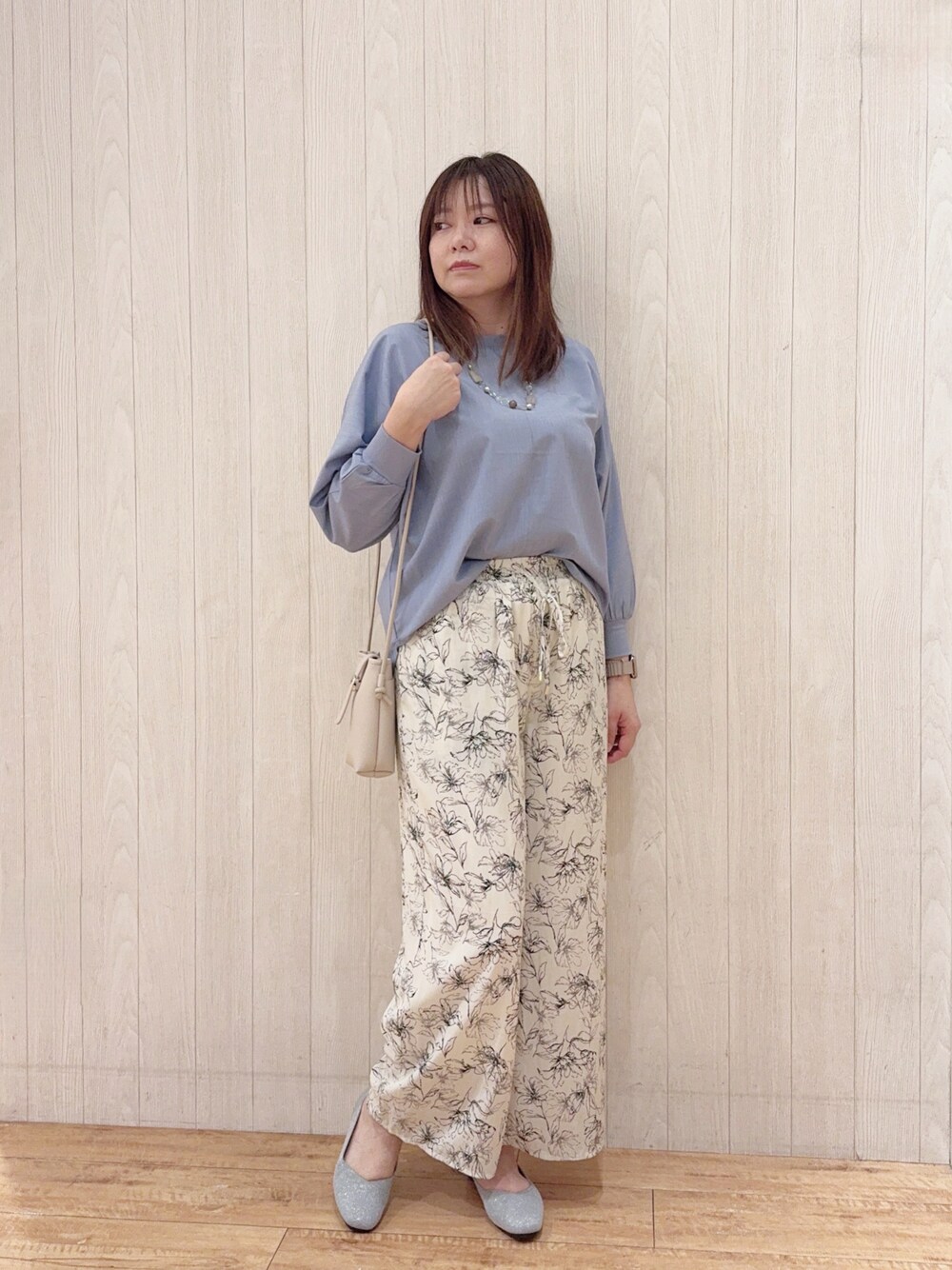 ブルー系のシャツ/ブラウス、シルバー系のその他シューズ、ベージュ系のその他パンツを着用したレディースの春コーディネートの1枚目の写真