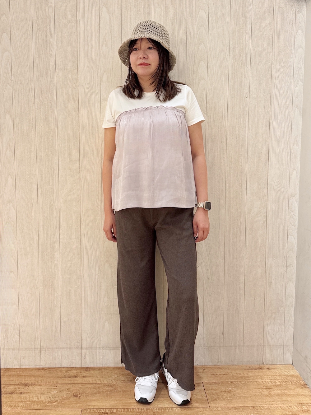 グレー系のTシャツ/カットソー、ブラウン系のその他パンツ、ベージュ系のハットを着用したレディースの春コーディネートの1枚目の写真