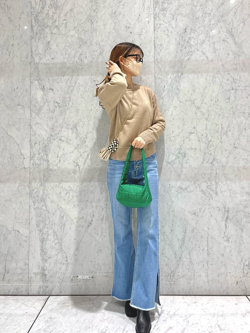 「オトナカジュアル、シンプルコーデ、カジュアルコーデ、リリーブラウン、Lilybrown、ニット、ショートブーツ、高身長コーデ、フレアパンツ、デニム」｜「LILY BROWNのフレアデニムパンツ（デニムパンツ、ブルー系）」を使った、Yr.さん（レディース・167cm）の秋コーディネートの1枚目の写真