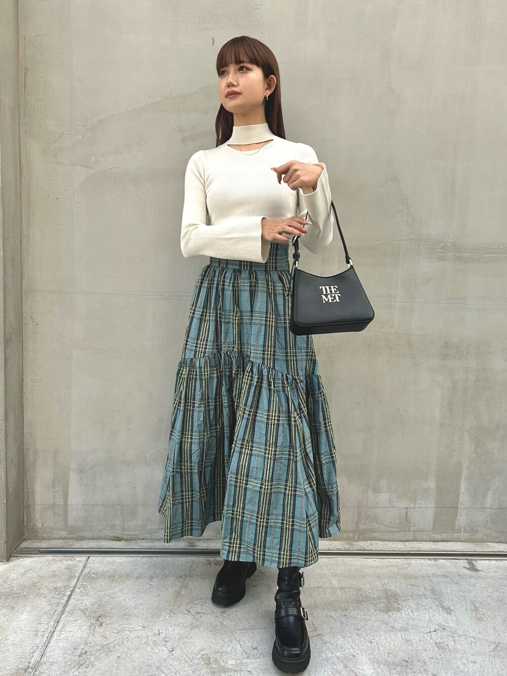 「春カラー、大人かわいい、オトナカジュアル、ゆるコーデ、大人ガーリー、チェック、白ニット、Lily Brown、韓国ファッション、ootd、おしゃれさんと繋がりたい」｜「LILY BROWNの【The Metropolitan Museum of Art】ハンドバッグ（ハンドバッグ、ブラック系）」を使った、Yr.さん（レディース・167cm）の春コーディネートの1枚目の写真
