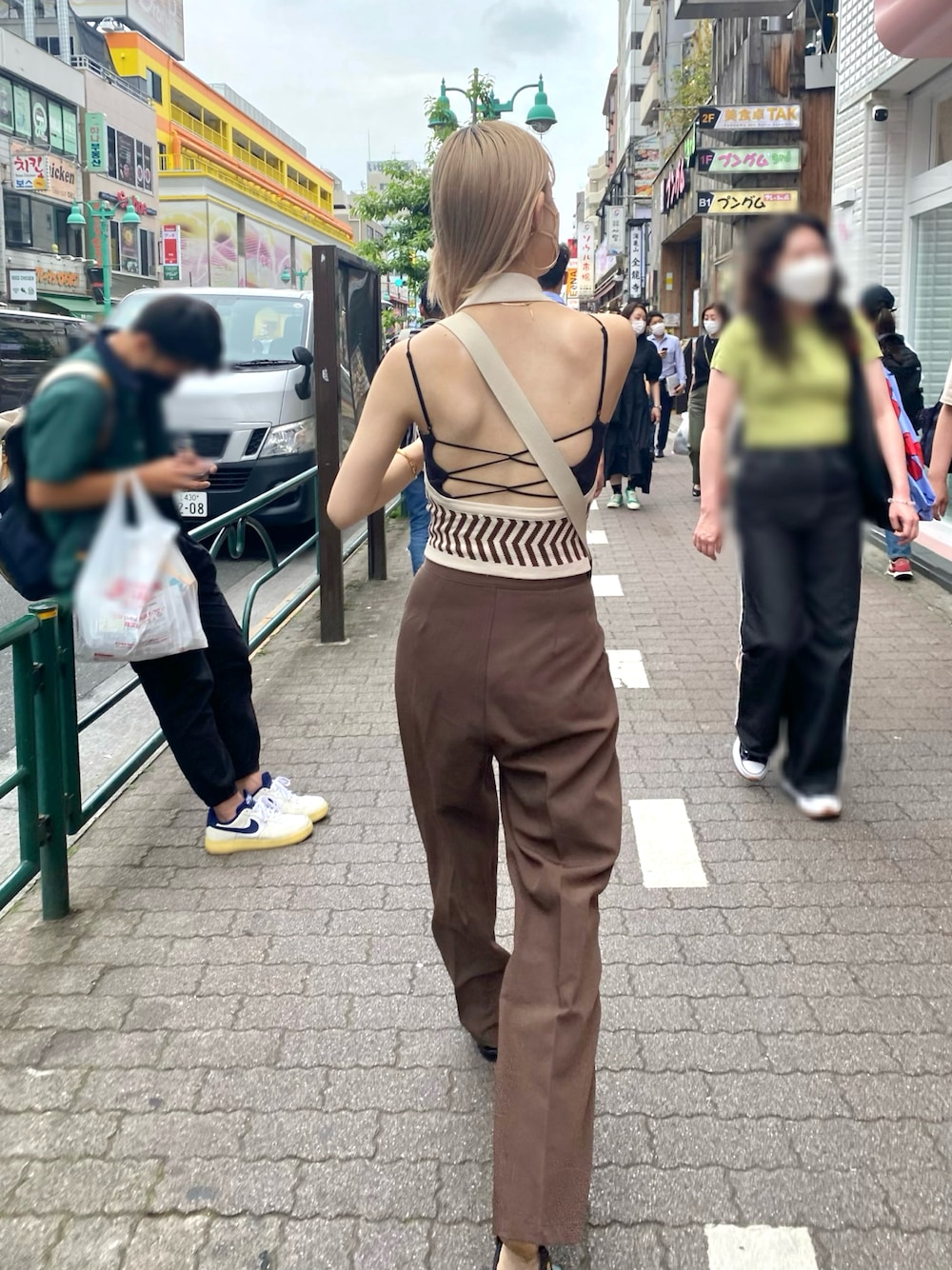 「休日コーデ、大人カジュアル、韓国ファッション、リラックススタイル、初夏コーデ、背中あき、ootd、ブラウン、Lilybrown、モード、スラックス、タンクトップ」｜「LILY BROWNの【Lingerie】バッククロス／ブラレット×ショーツセット（ブラ&ショーツ、ブラック系）」を使った、Yr.さん（レディース・167cm）の春コーディネートの1枚目の写真