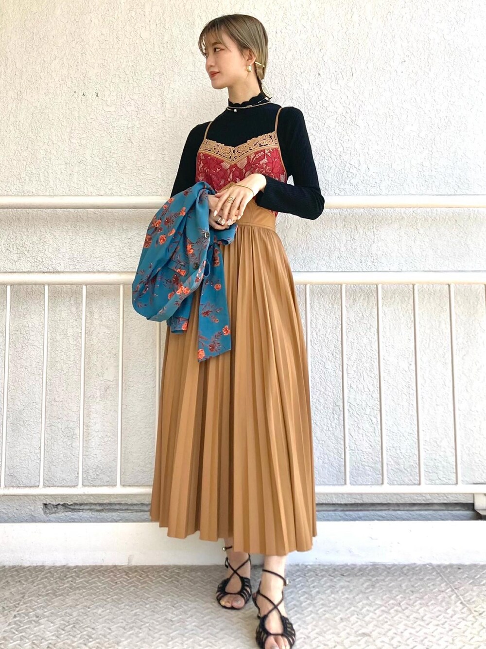 「ラブアンドピース2021、今日のコーデ、オトナカジュアル、秋のコーデ、休日スタイル、ootd、Lilybrown、新作、ヴィンテージ、ワンピース、スタッフセンバツ」｜「LILY BROWNのクロスストラップサンダル（サンダル、ブラック系）」を使った、Yr.さん（レディース・167cm）の秋コーディネートの1枚目の写真