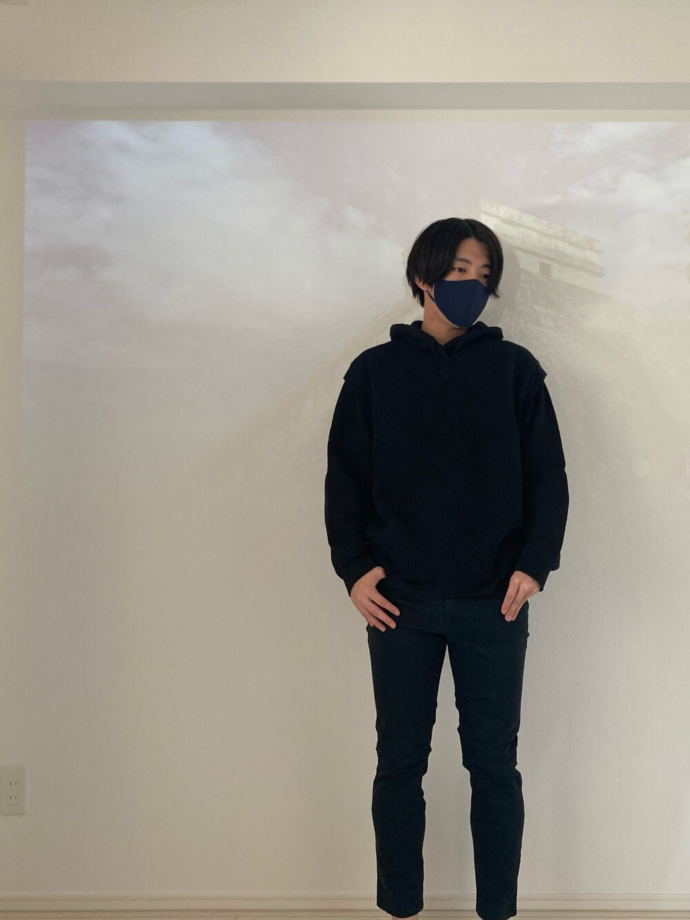 「KATHARINE HAMNETT LONDON のアイテム（チノパンツ、ブラック系）」を使った、michigettaさん（メンズ・169cm）の秋コーディネートの1枚目の写真