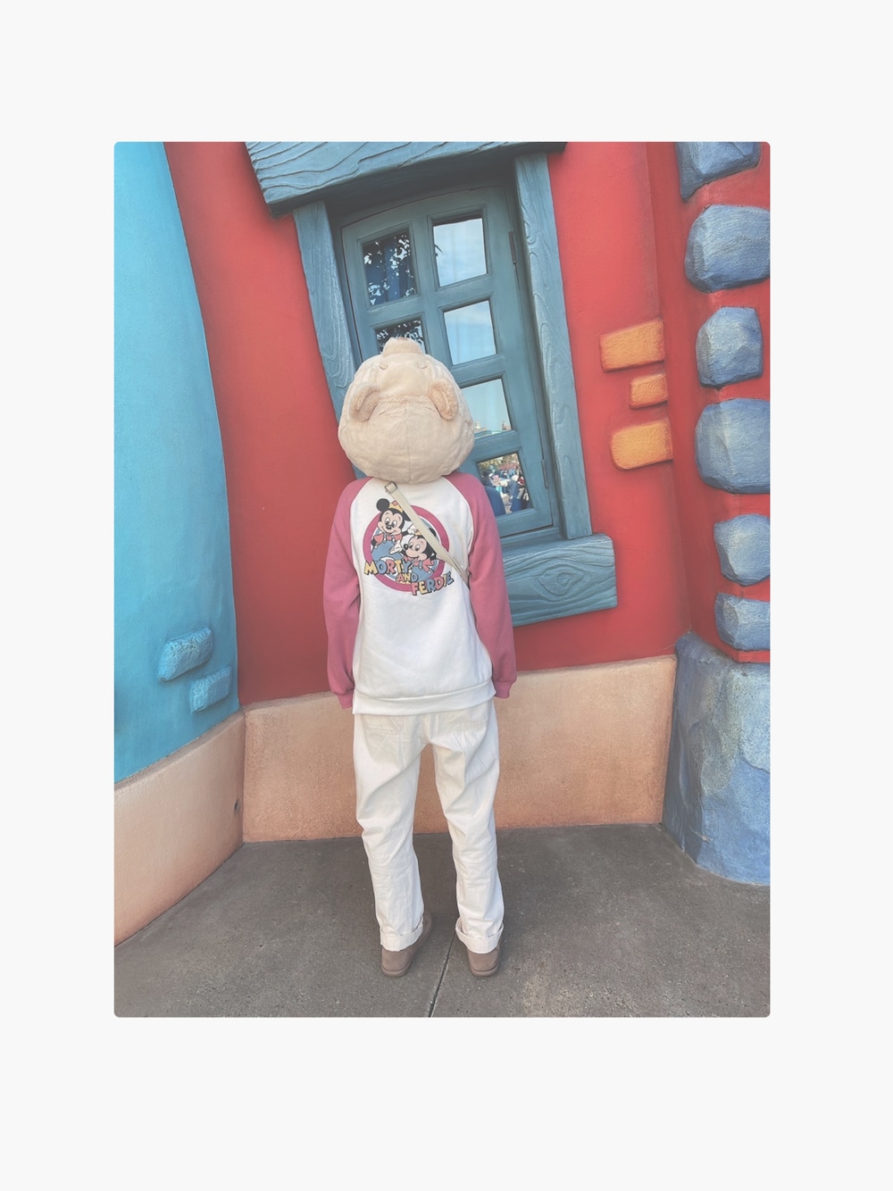 「デズニーランド、トゥーンタウン」｜「GUのアイテム（パンツ、ホワイト系）」を使った、あい。さん（レディース・154cm）の冬コーディネートの1枚目の写真