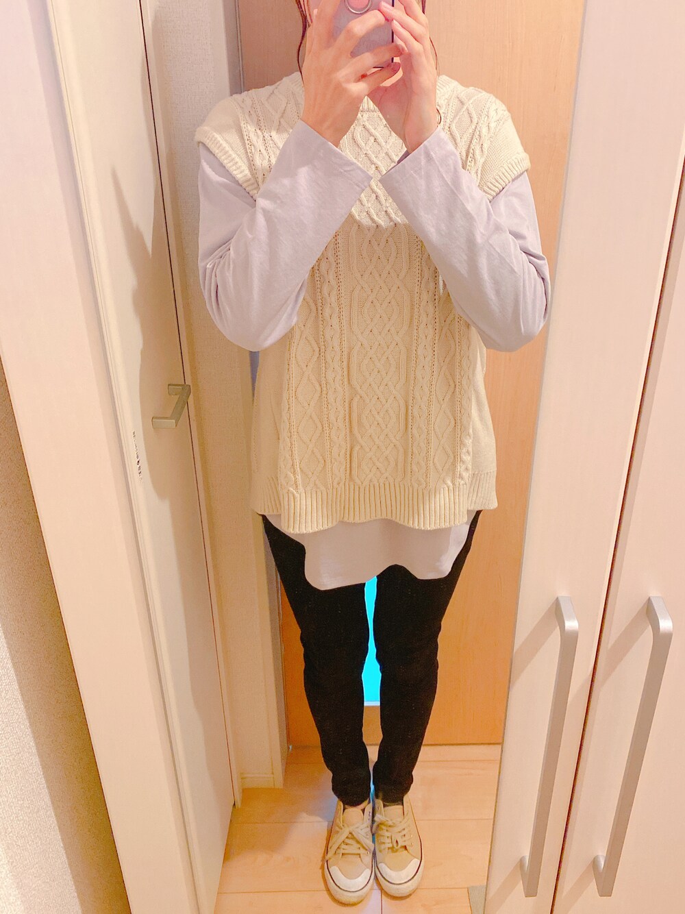 「ごきげんウィーク、休日スタイル、春カラー、スニーカー、パンツスタイル、レイヤードスタイル、ロンT、ニットベスト、ラベンダー、黒スキニー」｜「UNIQLOのウルトラストレッチジーンズ（デニムパンツ、ブラック系）」を使った、chiho*さん（レディース・167cm）の春コーディネートの1枚目の写真