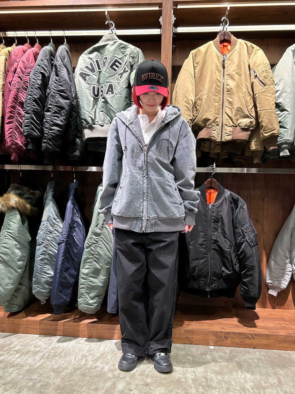 「AVIREX、AVIREXBelle、AVIREX海老名、ニューエラ、キャップ、コラボ、デニム、スタッフコーデ、春コーデ、いいね、save、フォローお願いします🤑」｜「NEW ERAの《AVIREX × NEWERA》9FORTY A-FRAME LOGO CAP ADJUSTABLE / 9フォーティー Aフレーム ロゴキャップ アジャスタブル（キャップ、レッド系）」を使った、あいかさん（レディース・158cm）の春コーディネートの1枚目の写真