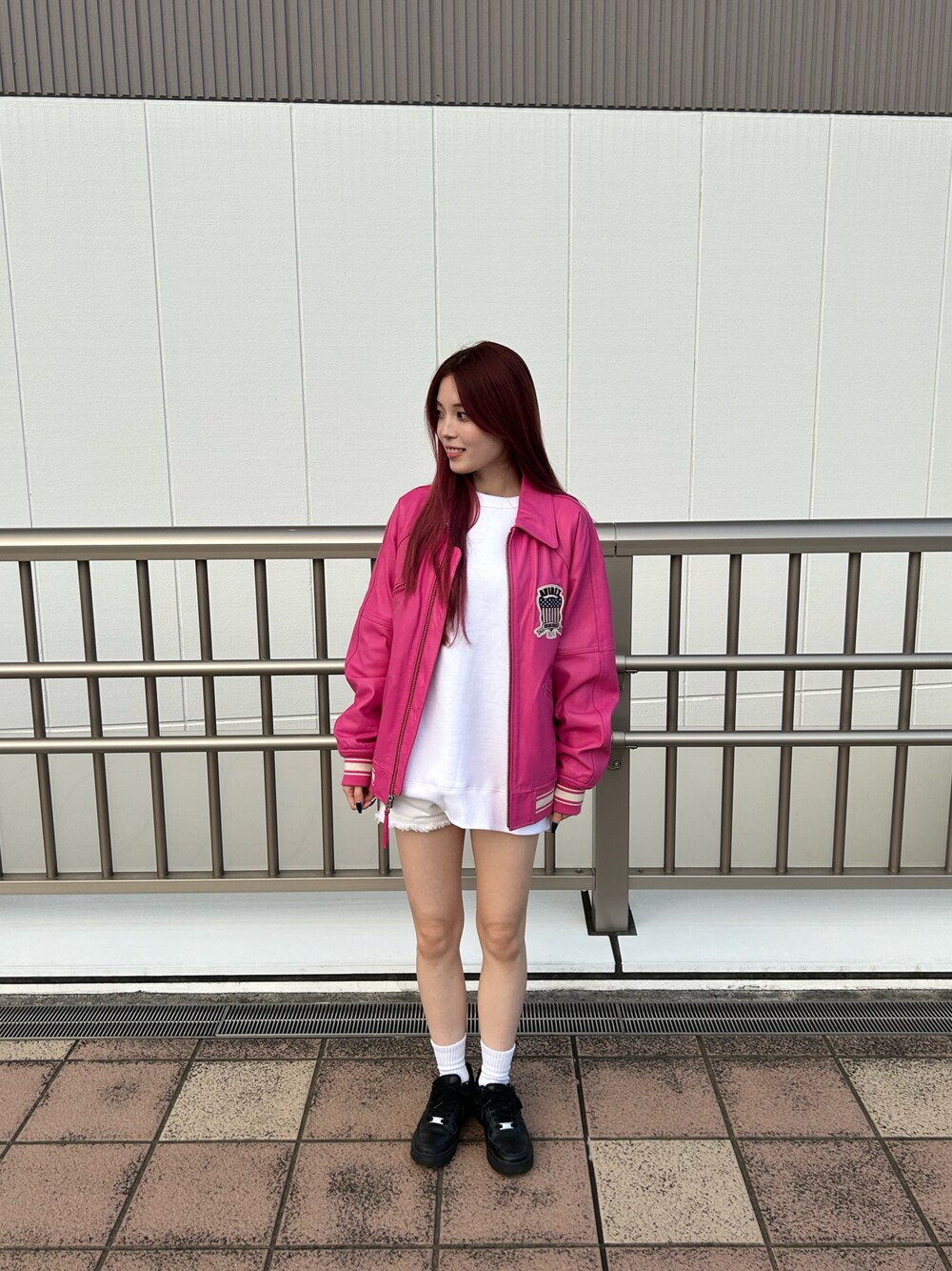 「AVIREX、AVIREXBelle、AVIREX海老名、ピンク、レザージャケット、スタッフコーデ、秋コーデ、冬コーデ、フォローミー、いいね、save、フォローお願いします🤑」｜「AVIREXの【Women's】VARSITY LOGO CREW NECK SWEAT / バーシティ ロゴ クルーネック スウェット / AVIREX / アヴィレックス（スウェット、ホワイト系）」を使った、あいかさん（レディース・158cm）の秋コーディネートの1枚目の写真