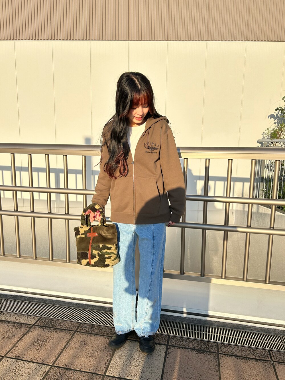 「AVIREX、AVIREXBelle、AVIREX海老名、ボアバッグ、パーカー、デニム、秋コーデ、冬コーデ、スタッフコーデ、いいね、save、フォローお願いします🤑」｜「AVIREXの《直営店限定》BOA×FUR MINI TOTE BAG/ボア×ファー ミニトートバッグ（トートバッグ、グリーン系）」を使った、あいかさん（レディース・158cm）の秋コーディネートの1枚目の写真