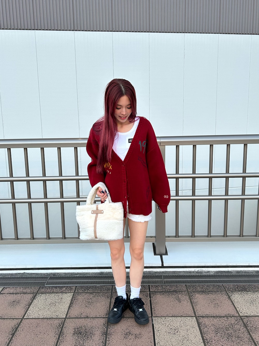 「AVIREX、AVIREXBelle、AVIREX海老名、秋コーデ、冬コーデ、スタッフコーデ、ハンドバッグ、ニットカーディガン、赤、いいね、save、フォローお願いします🤑」｜「AVIREXの【Women's/ウィメンズ】ファティーグ Tシャツ / SS FATIGUE T-SHIRT/アヴィレックス/AVIREX（Tシャツ/カットソー、ホワイト系）」を使った、あいかさん（レディース・158cm）の秋コーディネートの1枚目の写真