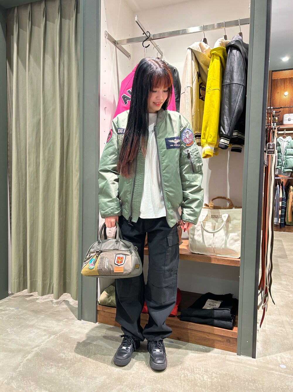 「AVIREX、AVIREXBelle、AVIREX海老名、MA-1、tomcat、TOPGUN、ミリタリー、カーゴパンツ、冬コーデ、いいね、save、フォローお願いします🤑」｜「AVIREXのTOP GUN MINI BOSTON/ トップガン ミニボストン（ボストンバッグ、グリーン系）」を使った、あいかさん（レディース・158cm）の秋コーディネートの1枚目の写真