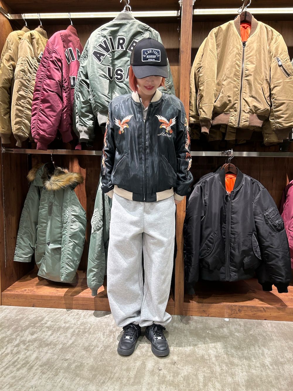 「AVIREX、AVIREXBelle、AVIREX海老名、テーラー東洋、コラボアイテム、ユニセックス、スカジャン、スタッフコーデ、春コーデ、いいね、save、フォローお願いします🤑」｜「AVIREXのAIRFORCE LOGO MESHCAP / エアフォース ロゴ メッシュキャップ / AVIREX / アヴィレックス（キャップ、グリーン系）」を使った、あいかさん（レディース・158cm）の春コーディネートの1枚目の写真