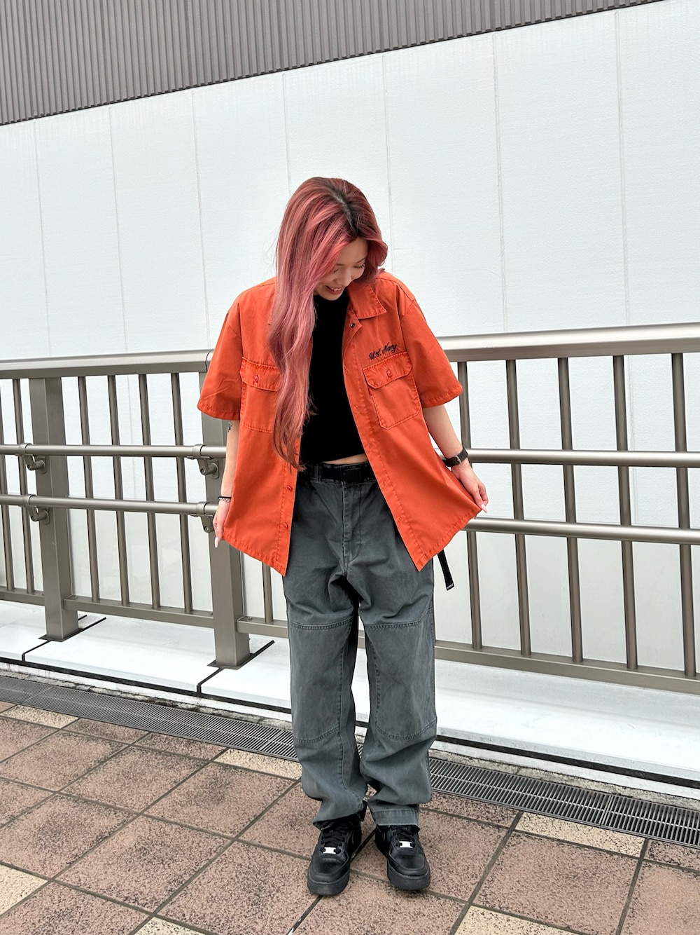 オレンジ系のシャツ/ブラウス、ブラック系のTシャツ/カットソー、ブラック系のその他パンツを着用したレディースの夏コーディネートの1枚目の写真