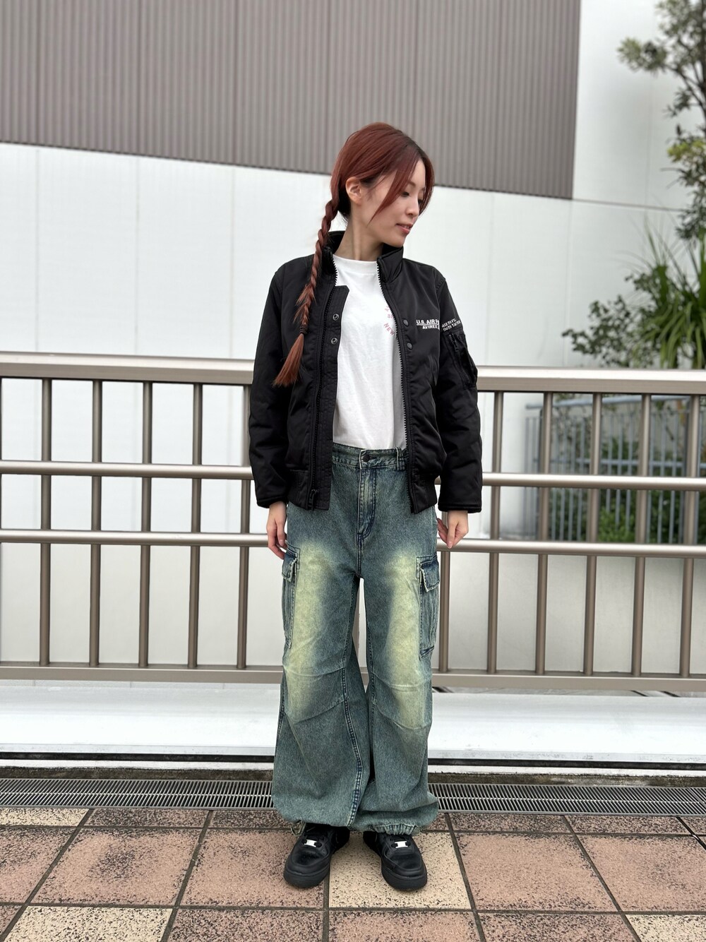 「AVIREX、AVIREXBelle、AVIREX海老名、MA-1、カーゴパンツ、デニム、秋コーデ、冬コーデ、スタッフコーデ、いいね、save、フォローお願いします🤑」｜「AVIREXのL/S VARSITY LOGO T-SHIRT/ バーシティロゴTシャツ（Tシャツ/カットソー、ホワイト系）」を使った、あいかさん（レディース・158cm）の秋コーディネートの1枚目の写真
