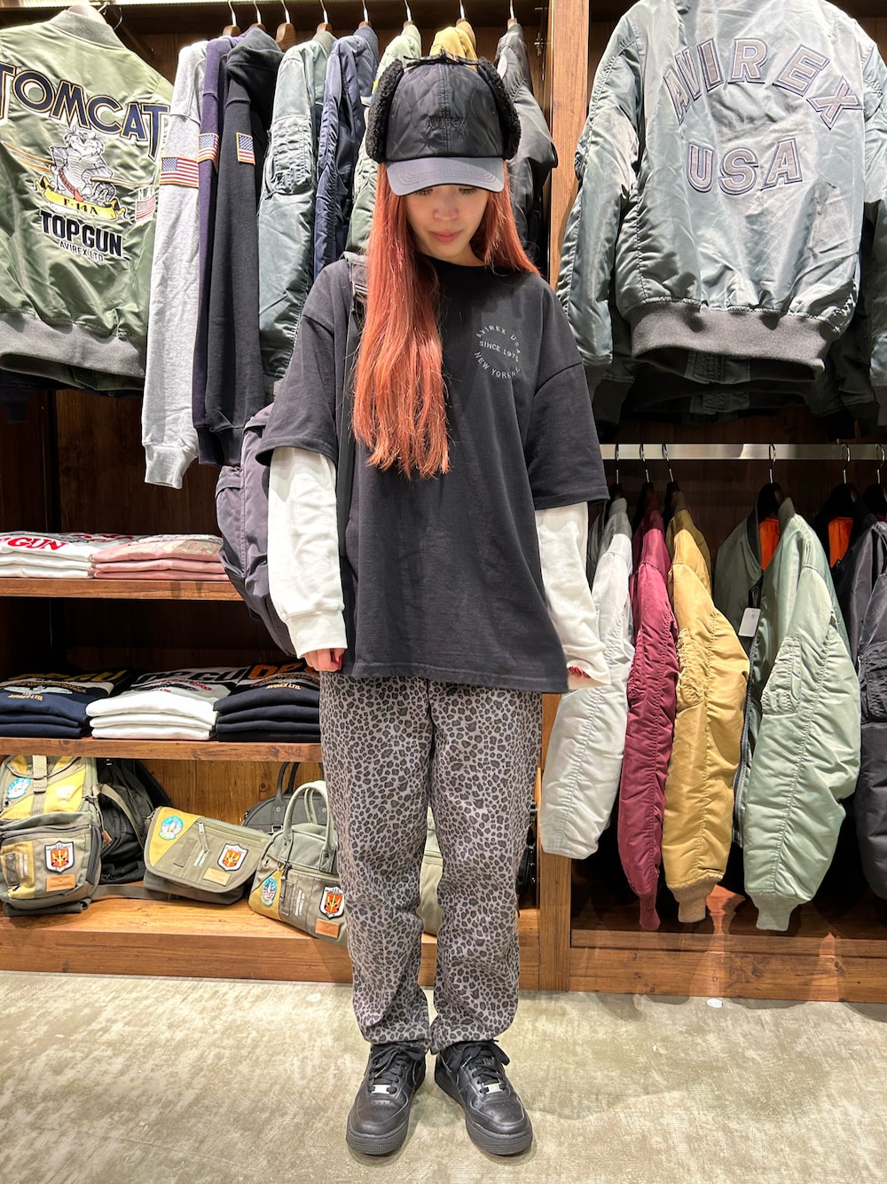 「AVIREX、AVIREXBelle、AVIREX海老名、ボアキャップ、Tシャツ、リュック、秋コーデ、スタッフコーデ、カジュアル、いいね、save、フォローお願いします🤑」｜「AVIREXのVARSITY LOGO T-SHIRT/バーシティーロゴティーシャツ（Tシャツ/カットソー、ブラック系）」を使った、あいかさん（レディース・158cm）の秋コーディネートの1枚目の写真