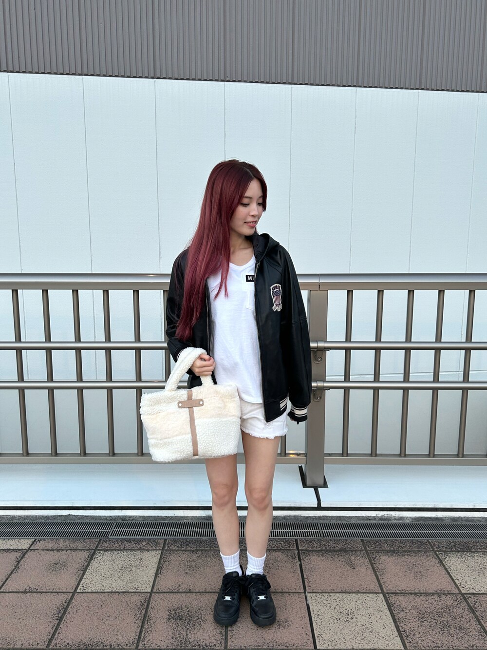 ホワイト系のTシャツ/カットソー、ホワイト系のトートバッグ、ブラック系のブルゾンを着用したレディースの秋コーディネートの1枚目の写真