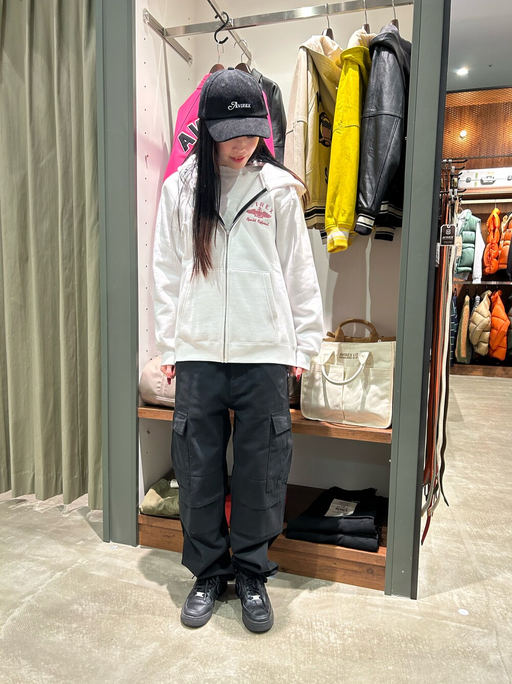 「AVIREX、AVIREXBelle、AVIREX海老名、パーカー、カーゴパンツ、ラフ、ストリート、冬コーデ、スタッフコーデ、いいね、save、フォローお願いします🤑」｜「AVIREXの《直営店限定》COTTON CARGO PANTS/コットンカーゴパンツ（カーゴパンツ、レッド系）」を使った、あいかさん（レディース・158cm）の秋コーディネートの1枚目の写真