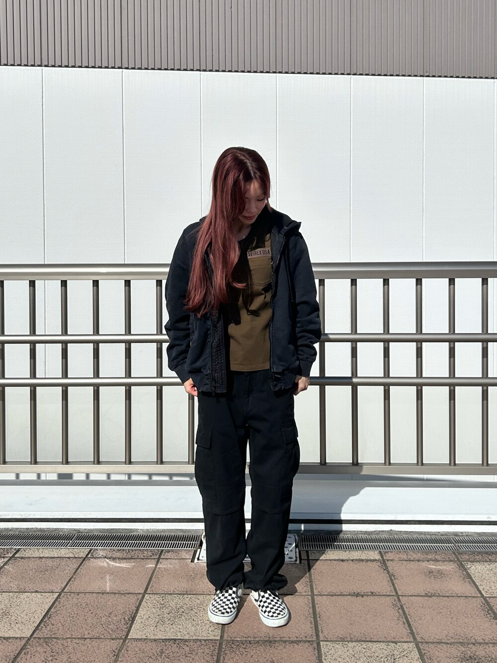「ミリタリー、スタッフコーデ、パーカー、ストリート、AVIREX、春コーデ、秋コーデ、aco、AVIREXBelle、AVIREX海老名」｜「AVIREXの【Women's/ウィメンズ】ファティーグ Tシャツ / SS FATIGUE T-SHIRT/アヴィレックス/AVIREX（Tシャツ/カットソー、グリーン系）」を使った、あいかさん（レディース・158cm）の秋コーディネートの1枚目の写真