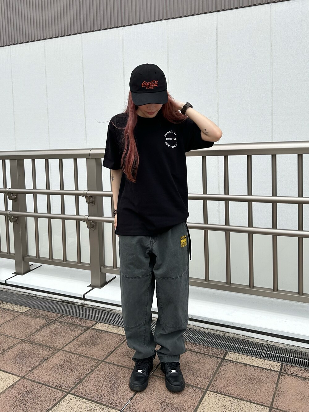 ブラック系のTシャツ/カットソー、ブラック系のその他パンツ、ブラック系のキャップを着用したレディースの夏コーディネートの1枚目の写真