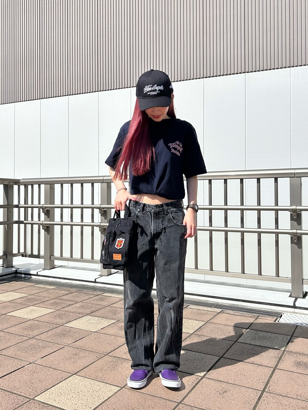 ブルー系のTシャツ/カットソー、ブラック系のショルダーバッグ、ブラック系のキャップを着用したレディースの春コーディネートの1枚目の写真