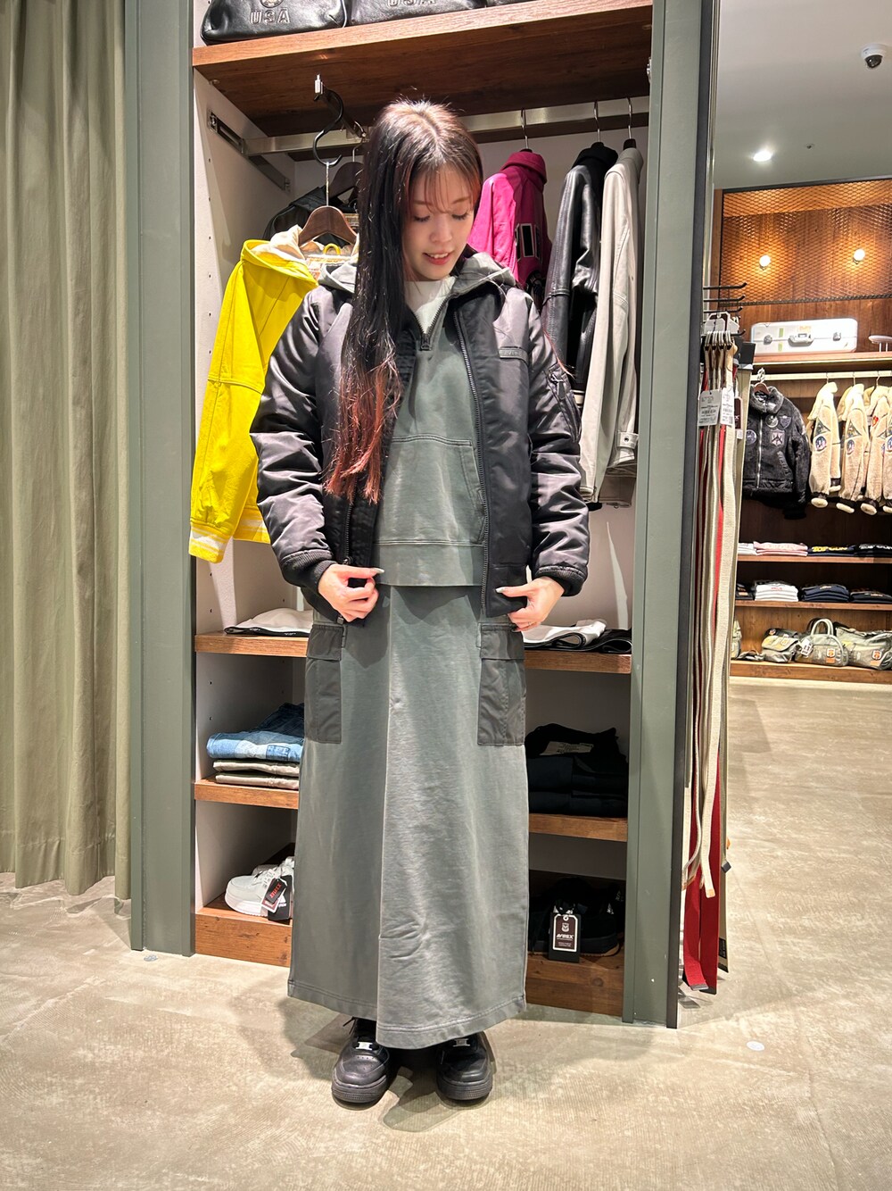 「AVIREX、AVIREXBelle、AVIREX海老名、スタッフコーデ、冬コーデ、MA-1、セットアップ、パーカー、スカート、いいね、save、フォローお願いします🤑」｜「AVIREXのFADE WASH CADET PATCH H/Z HOOD/フェイドウォッシュ カデットパッチパーカー（パーカー、グレー系）」を使った、あいかさん（レディース・158cm）の冬コーディネートの1枚目の写真
