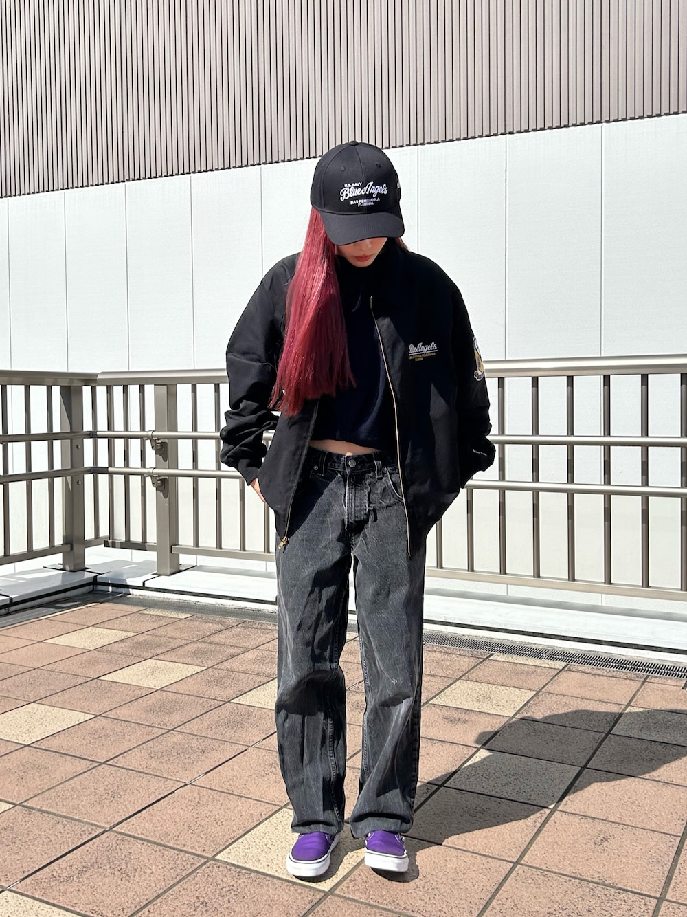 「スタッフコーデ、ストリート、AVIREX、刺繍、モノトーン、メンズライク、春コーデ、AVIREXBelle、tomcat、AVIREX海老名」｜「AVIREXのBLUE ANGELS CAP / ブルーエンジェルス キャップ / AVIREX / アヴィレックス（キャップ、ブラック系）」を使った、あいかさん（レディース・158cm）の夏コーディネートの1枚目の写真